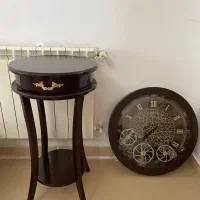 ساعت دیواری و میز تلفن