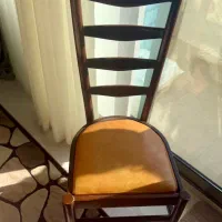 صندلی چوبی با رویه ی چرم