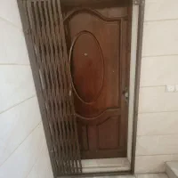 درب چوبی بسیار تمییز بهمراه قفل ودستگیره