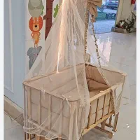تخت کنار مادر و گهواره