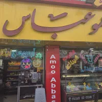 تعدادی خانم جوان در آبمیوه بستنی شیفت عصر