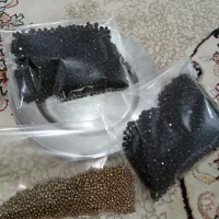 مقداری منجوق برای تزئین لباس
