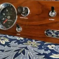 داشبرد چوبی و وسایل پیکان