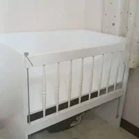 تخت نوزاد کنار مادر