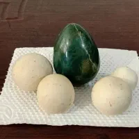 ۴ عدد سنگ الماس آسیاب و ۱ عدد سنگ یشم تخم مرغی