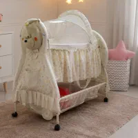 گهواره نوزاد شیک و در حد نو (به همراه تور و عروسک)