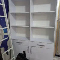 کتابخانه بسیار تمیز و جادار و در حد نو
