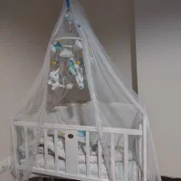 تخت کنار مادر