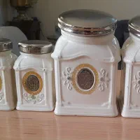 جای چای و شکر و زردچوبه و نمک