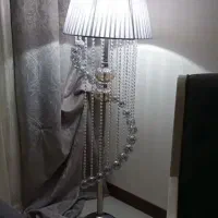 آباژور ایستاده کنار سالنی