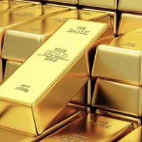 فروشنده در مغازه طلا فروشی