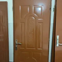 درب خانه چوبی کاملا سالم همراه با دستگیره وکلید