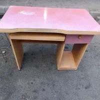 دو عدد میز تحریر هر دو سالم با کشو و جای کیبورد