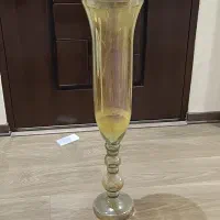 گلدان شیشه ای کنار سالنی بامبو