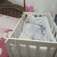 تخت کودک کنار مادر
