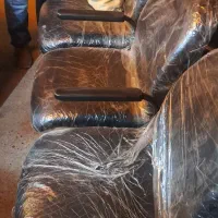 یک میز مدیریت به همراه سه صندلی و یک صندلی راحتی