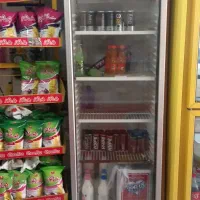 کلیه وسایل مغازه یخچال ولوازم بفروش میرسد.