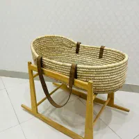 گهواره کنار مادر