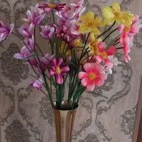 چند عدد گل مصنوعی