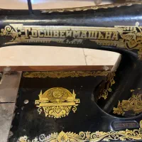 چرخ خیاطی قدیمی با میز