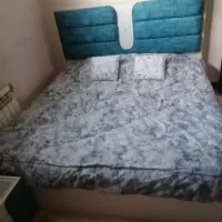 تخت دونفره همراه با پا تختی و میز آرایش