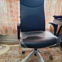 صندلی چرخشی  ومیز کامپیوتر