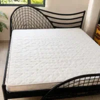 تخت و تشک دونفره و میز