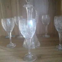تنگ شراب با لیوان شرابخوری ها