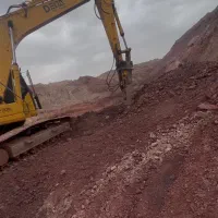 نیازمند بیل مکانیکی همراه با پیکور استخراج سنگ آهن