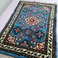 فرش دستباف زمینه آبی فیروزه‌ای ترنج ستاره‌ای کمیاب