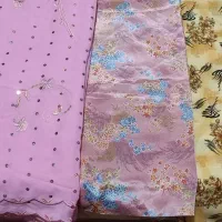 مقداری پارچه لباسی با قیمت مناسب