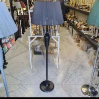 اباژور ایستاده کنار سالنی