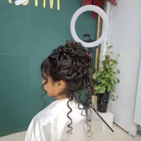 شنیون و میکاپ کار  در لاین خدمات و جذب مربی