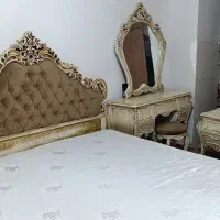 تخت خواب شیک و تمیز همراه با تشک