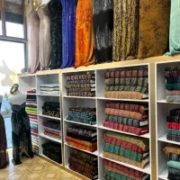قفسه ویترین مغازه پارچه فروشی