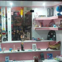 ویترین  جلوی مغازه