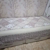 تخت یک نفره، ویترین، کتابخانه