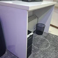 میز تحریر و کامپیوتر