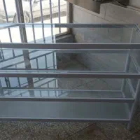ویترین مغازه سفید رنگ
