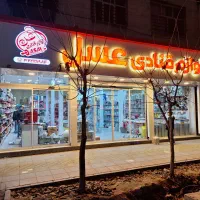 همکار خانم در فروشگاه
