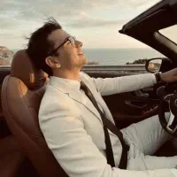 راننده خوش اخلاق همراه با ماشین شاهین