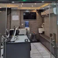کارمند آشنا به کامپیوتر