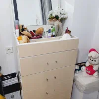 دراور و آینه با جایه لوازم آرایش شیک