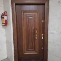 به یک نجار درهای داخلی و رویه ضد سرقت