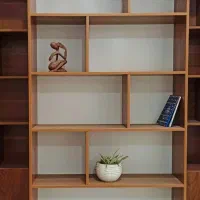 کتابخانه در رنگ های‌ طیف قهوه ای ، سفید و کرم