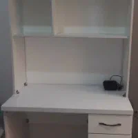 میز تحریر و کتابخانه