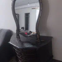 ویترین و دوعدد  کشوی کنار تخت و اینه و کنسول