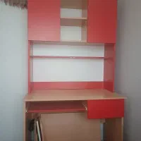 میز تحریر و کتابخانه