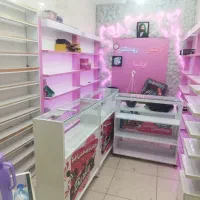 ویترین دکور مغازه آرایشی