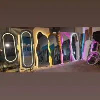 اینه دیواری ایستاده